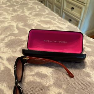 Womens Diane von Furtenberg sunglasses with case